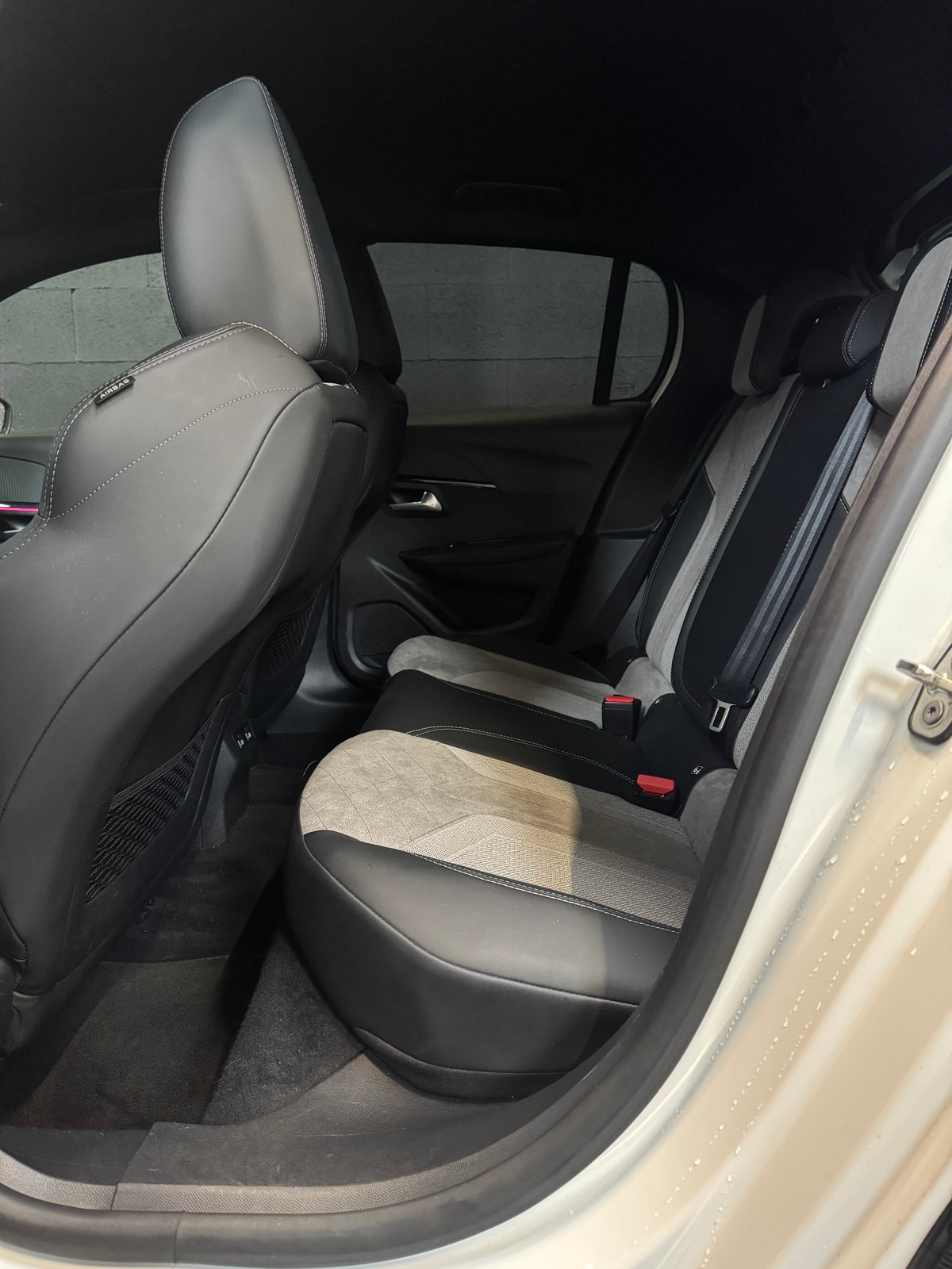 Peugeot 208 e-208 136ch GT