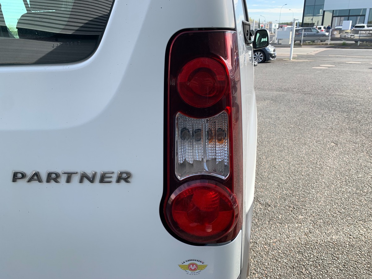 Peugeot Partner 100 ch | 5 Places | GPS | Climatisation | Attelage | Roue secours | Apple car play