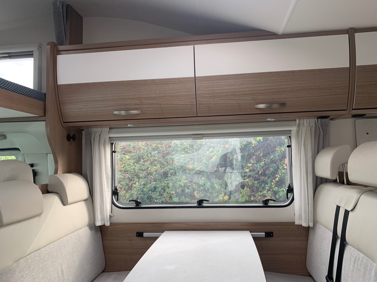 Capron A 140 ch | CAMERA DE RECUL |  LITS SUPPERPOSES | STORE EXTERIEUR | Climatisation manuelle