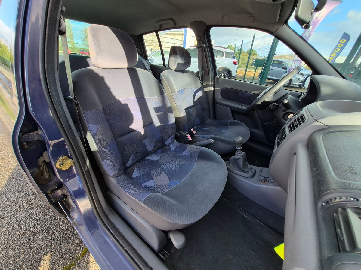 RENAULT Clio II 1.4 RTE 5 PORTES