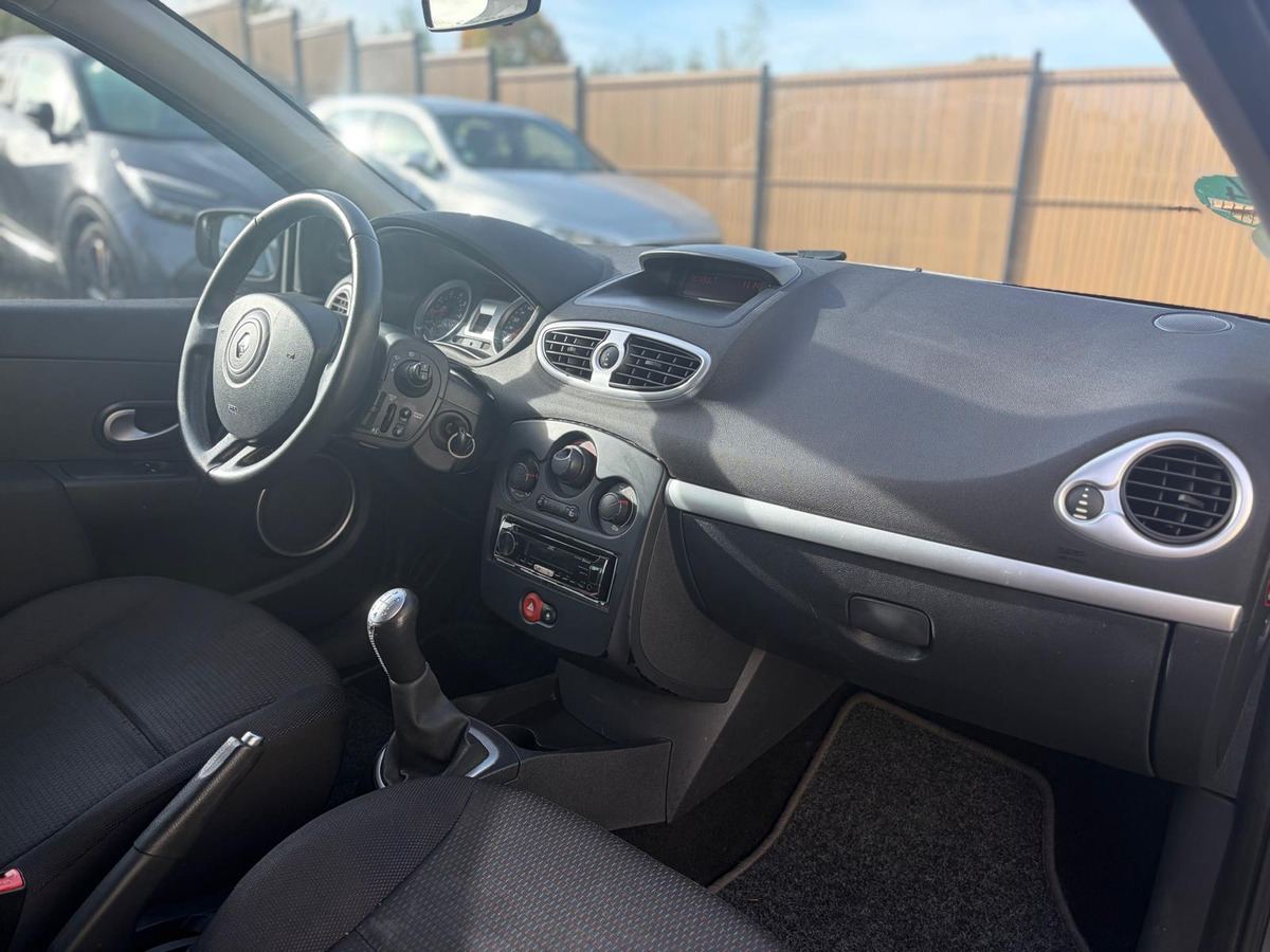 RENAULT Clio III 1.2 75 ch - IDEAL JEUNE PERMIS - CLIMATISATION - BLUETOOTH - PRISE USB