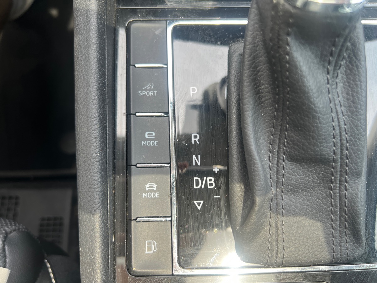 Skoda Superb Combi 1,4L TSI PHEV 218 LAURINE & KLEMENT, SUIVI COMPLET SKODA, 4 PNEUS COMPLETS  HIVER