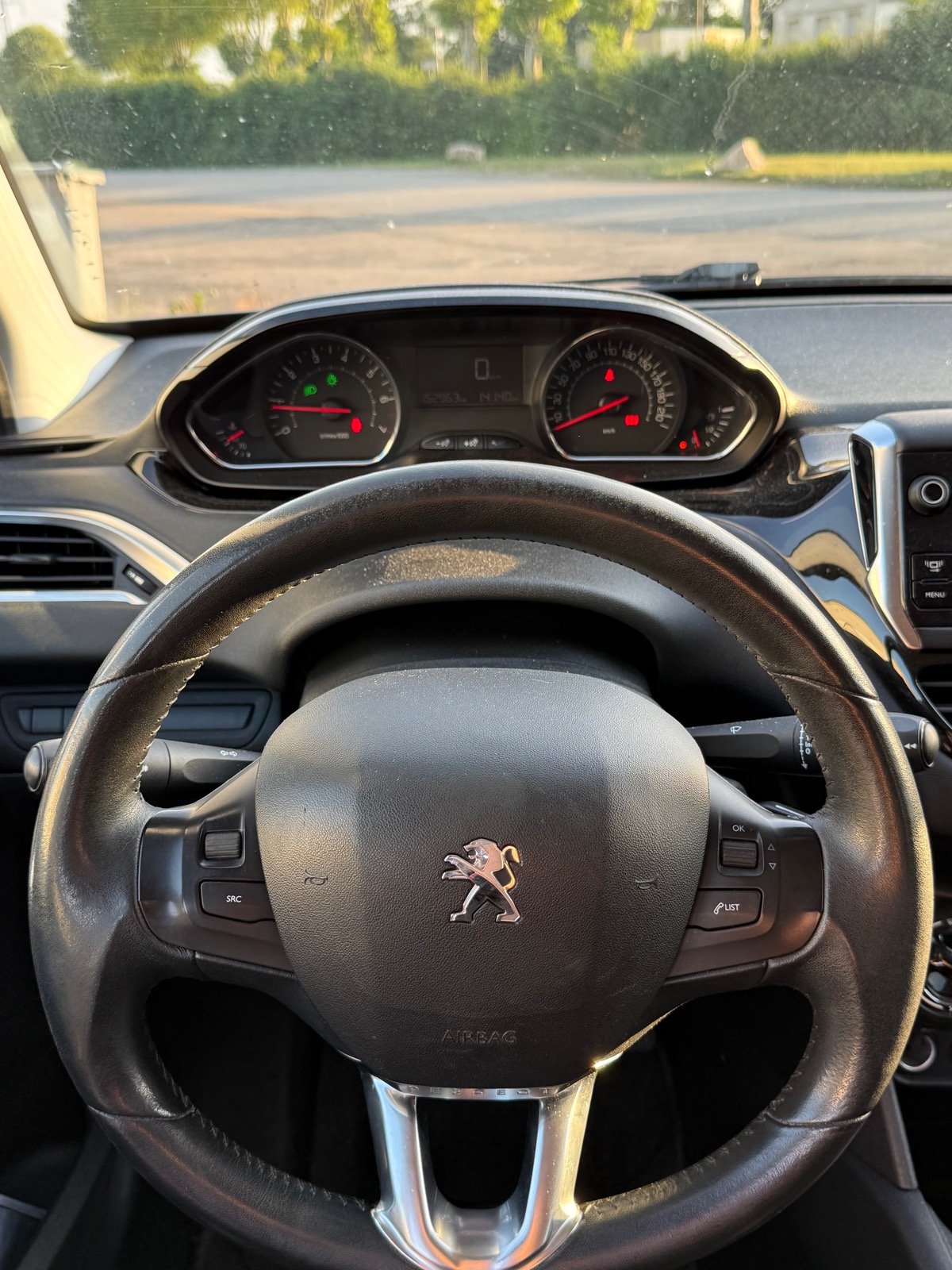 Peugeot 208 / 1.2 E-VTI 82CH / STYLE / CLIM / ÉCRAN BTT / DISTRIB + EMBRAYAGE NEUF