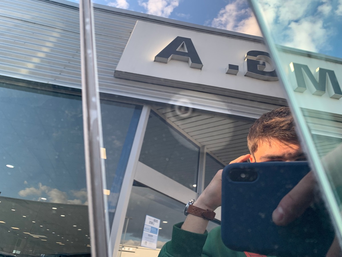 Tesla Model Y 275 chevaux | Premiére MAIN | Standard | Toit panoramique | Cuir | Siéges électriques