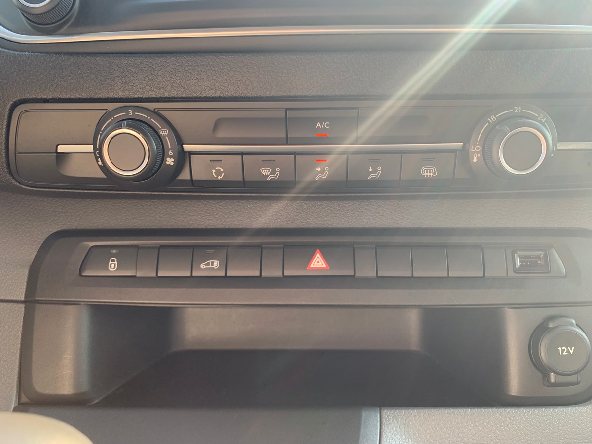 Toyota ProAce 122 ch | Business | Medium | 3 Places | Régulateur vitesse | GPS | Bluetooth | Radar