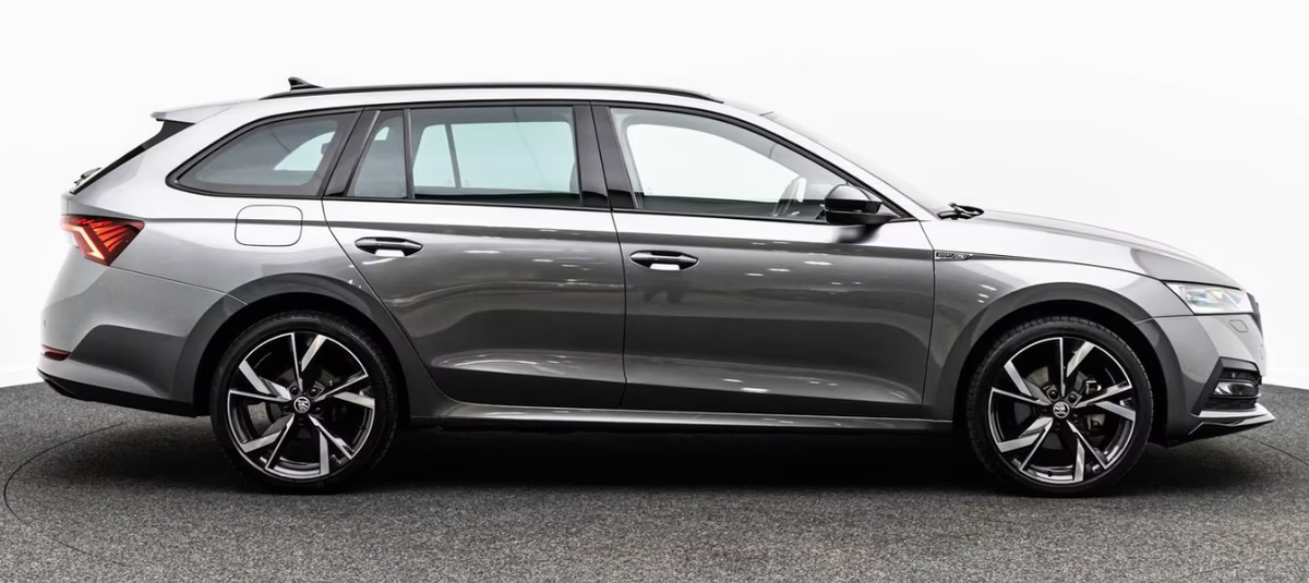 Skoda Octavia Combi IV 1.4 TSI PHEV iV 204ch Sportline DSG6e Hybride/Toit ouvrant/Feux matrix