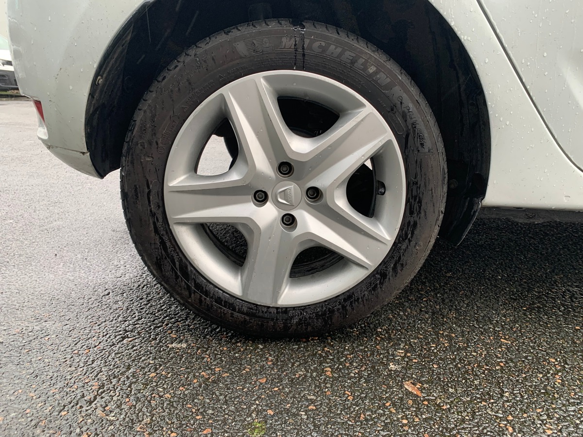 Dacia Sandero 90 ch | Lauréate | Phase 2 | GPS | Régulateur de vitesse | Climatisation | Bluetooth