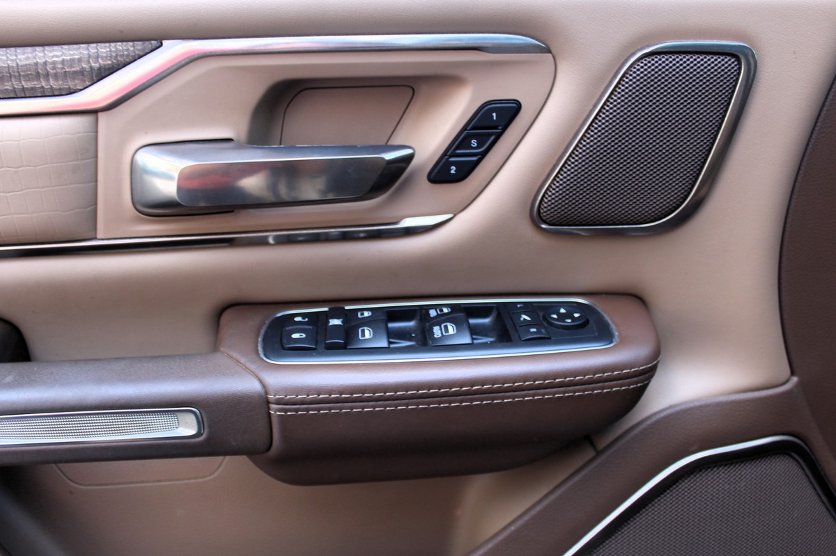 Dodge RAM CREW CAB 1500 5.7 V8 396 ch LARAMIE EDITION LONGHORN / RAM BOX / CARPLAY / ATTELAGE / E85
