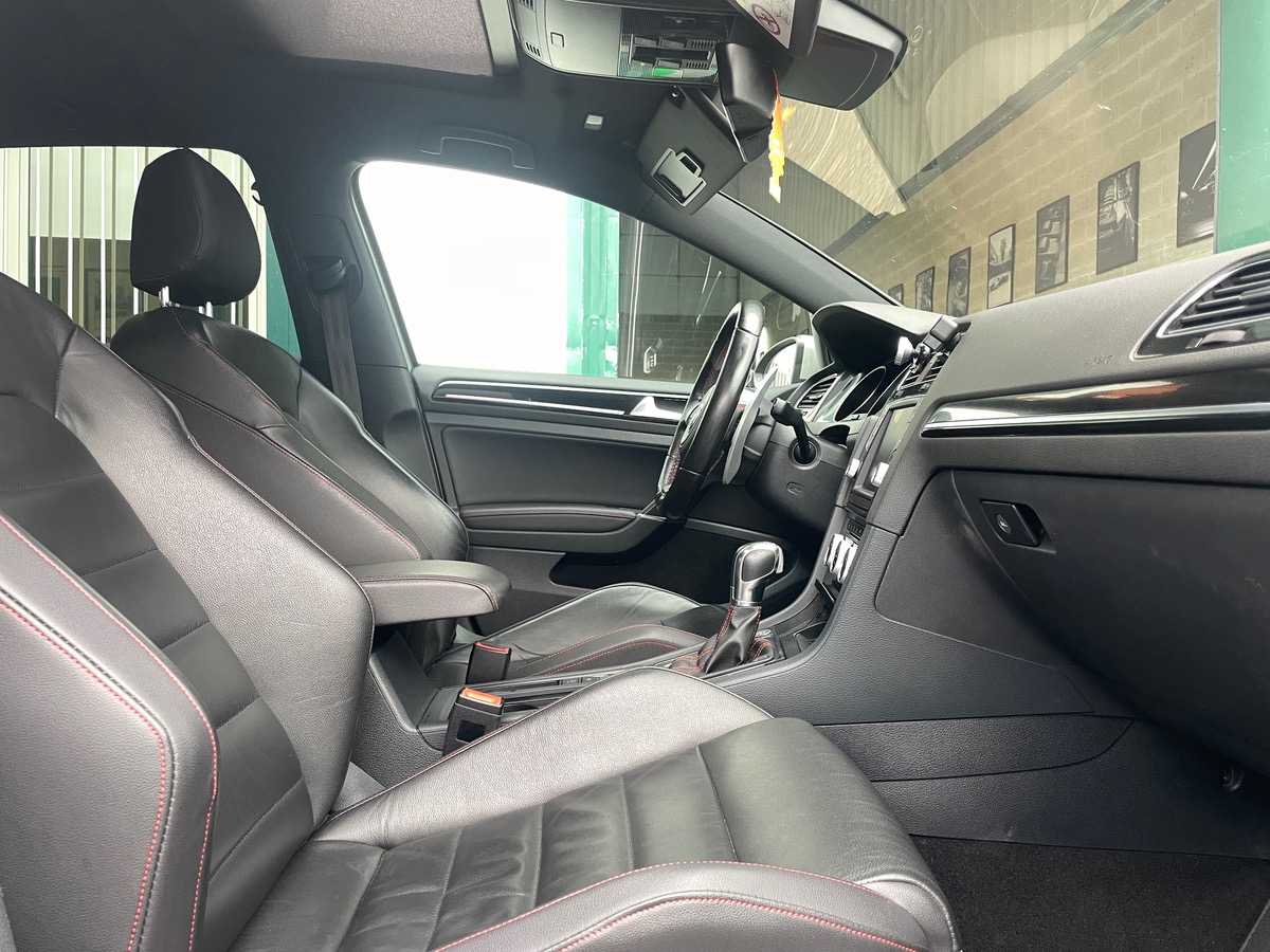 Volkswagen Golf GTI 230