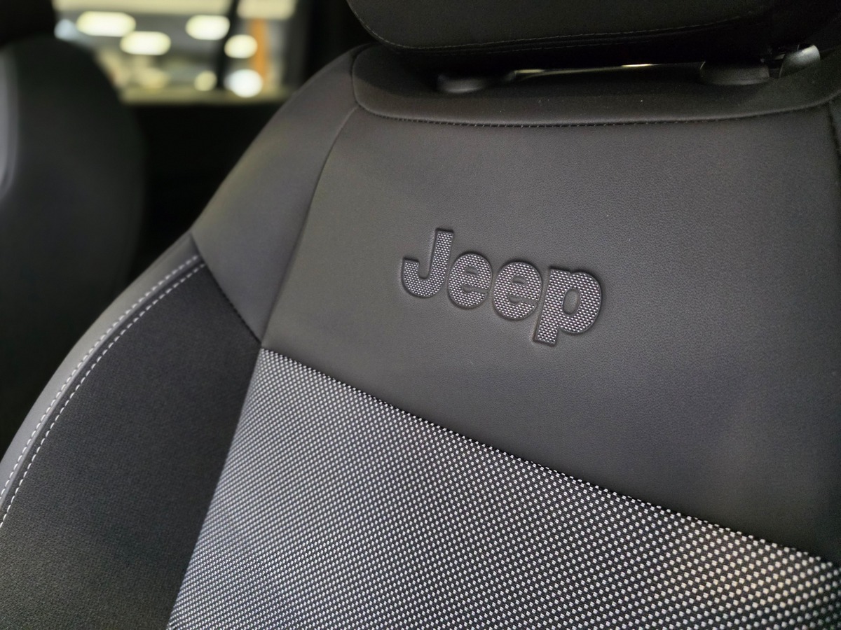Jeep Avenger (2) 1.2 TURBO T3 100 E-HYBRID SUMMIT JBL / CAMERA C
