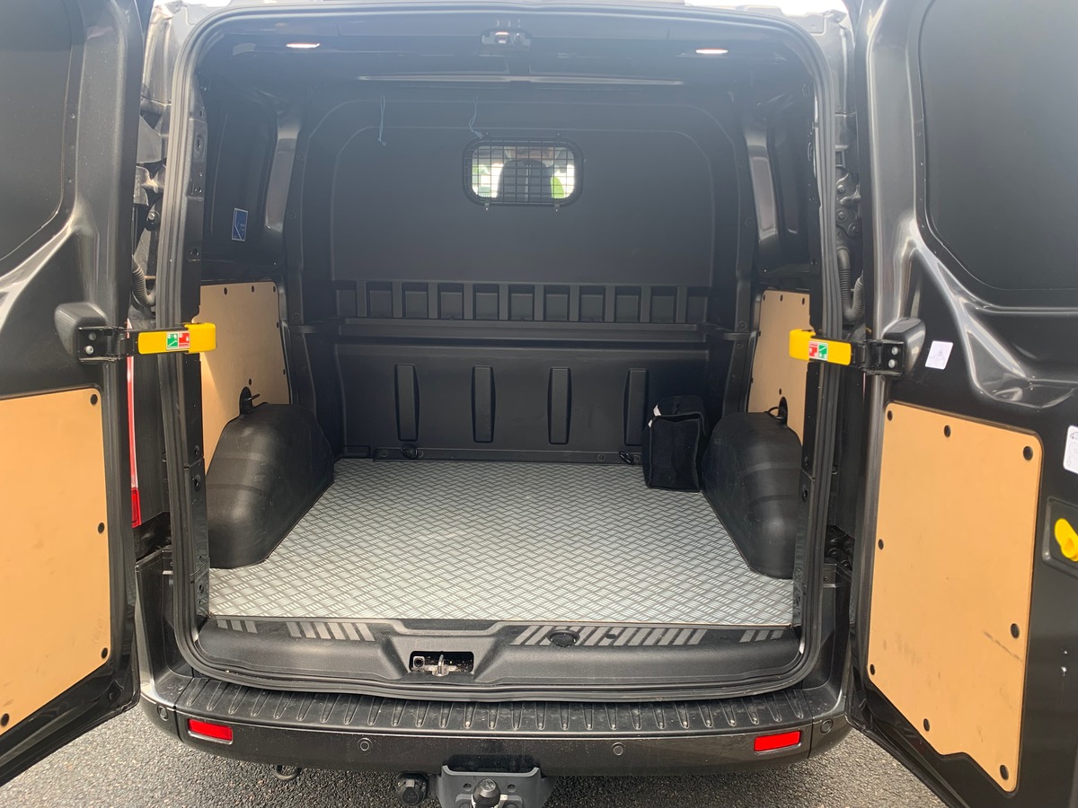 Ford TRANSIT CUSTOM 170 ch | SPORT | 5 Places | L1H1 | Premiére MAIN | Caméra de recul | Attelage