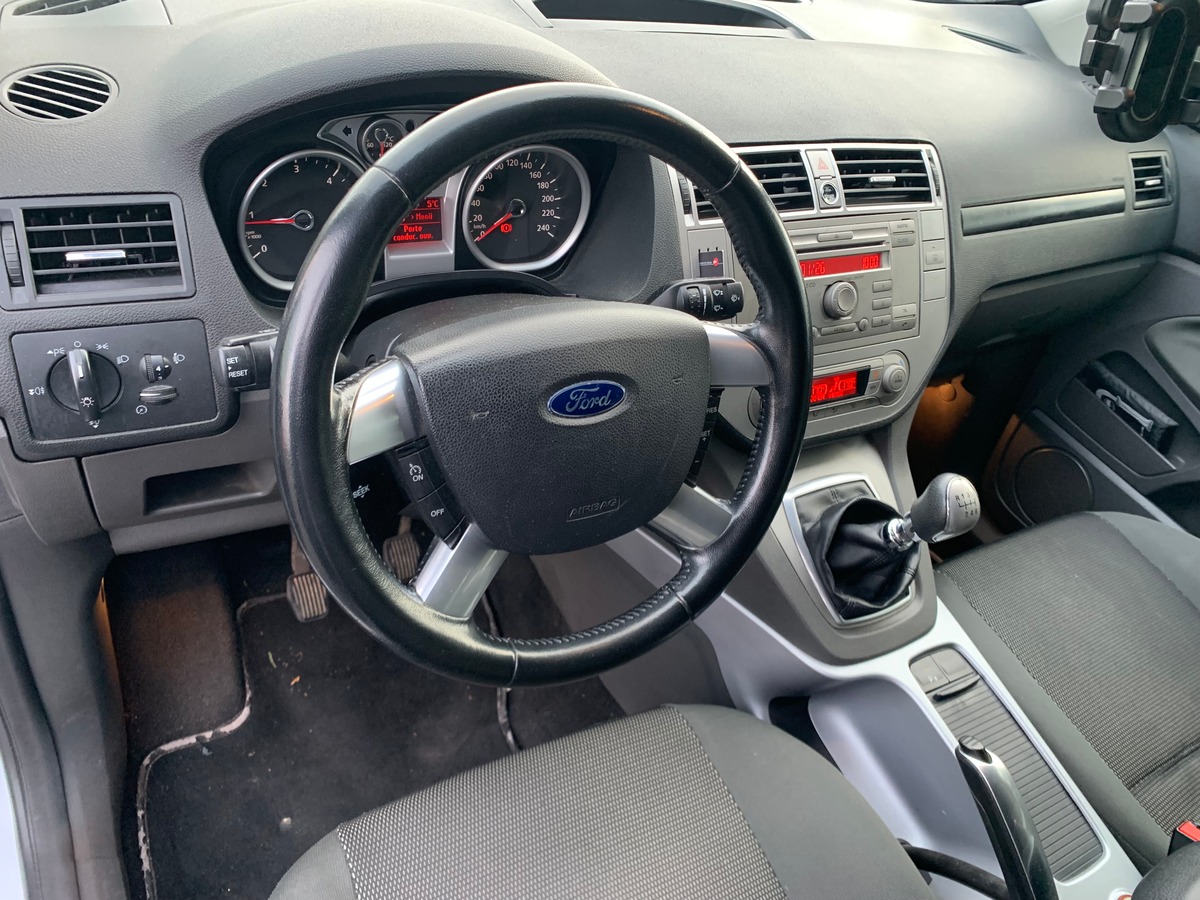 Ford Kuga 140 | TREND | Radar de stationnement avant arriére | Attelage | Climaisation | Jantes 17''