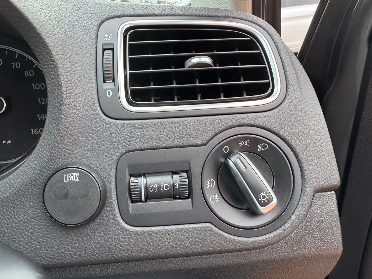 Volkswagen Polo V 5 portes 1.4 i 86 CH VOLANT A DROITE