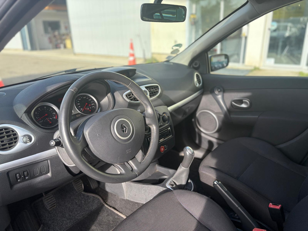 RENAULT Clio III 1.2 75 ch - IDEAL JEUNE PERMIS - CLIMATISATION - BLUETOOTH - PRISE USB