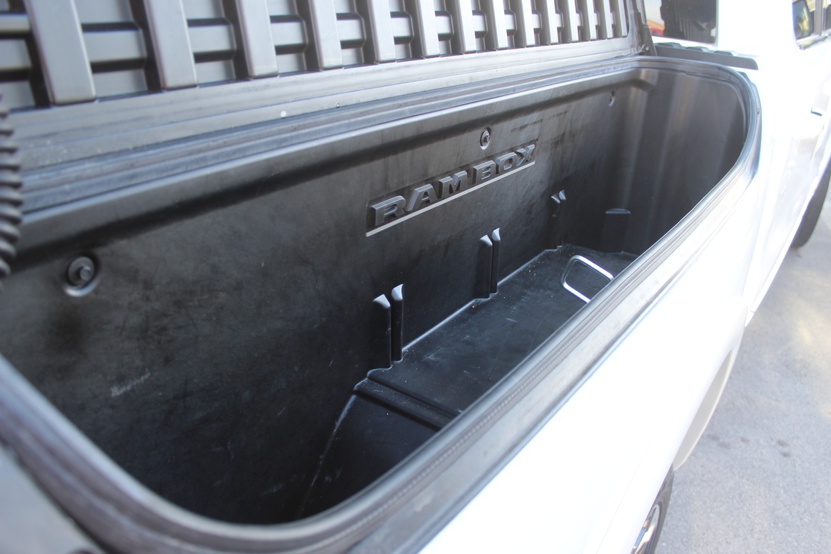 Dodge RAM CREW CAB 1500 5.7 V8 396 ch LARAMIE EDITION LONGHORN / RAM BOX / CARPLAY / ATTELAGE / E85