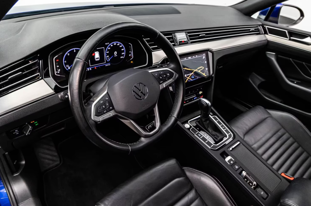 Volkswagen Passat SW VIII 2.0 TDI EVO 200ch R-Line 4Motion DSG7 Bleu Lapiz Attelage