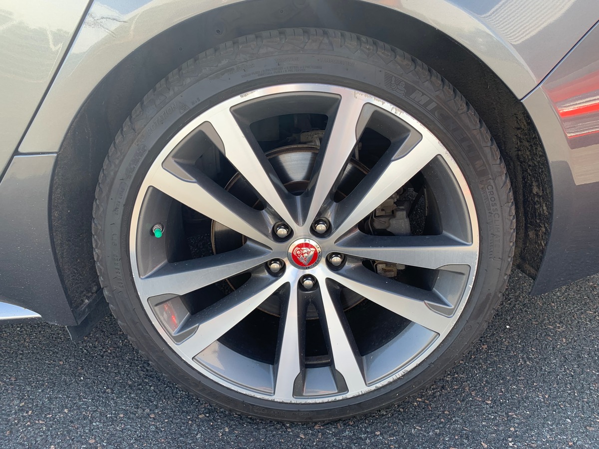 Jaguar XF Sportbrake 240 ch | R Sport | AWD | Toit panoramique | Caméra de recul | Apple car play