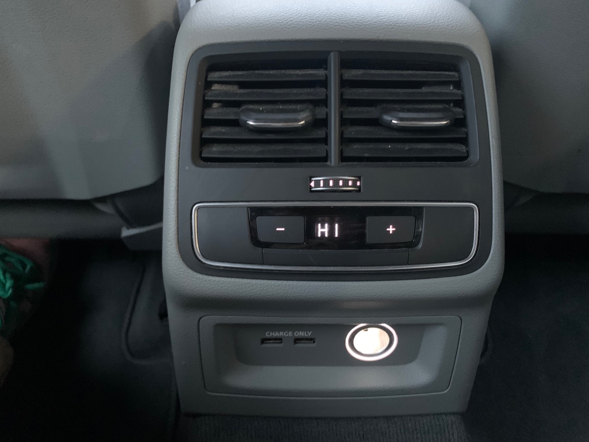 Audi A4 Avant 150 ch | Caméra 360° | Virtual cockpit |  Attelage amovible | Sièges chauffants