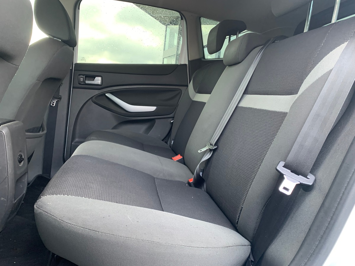 Ford Kuga 140 | TREND | Radar de stationnement avant arriére | Attelage | Climaisation | Jantes 17''