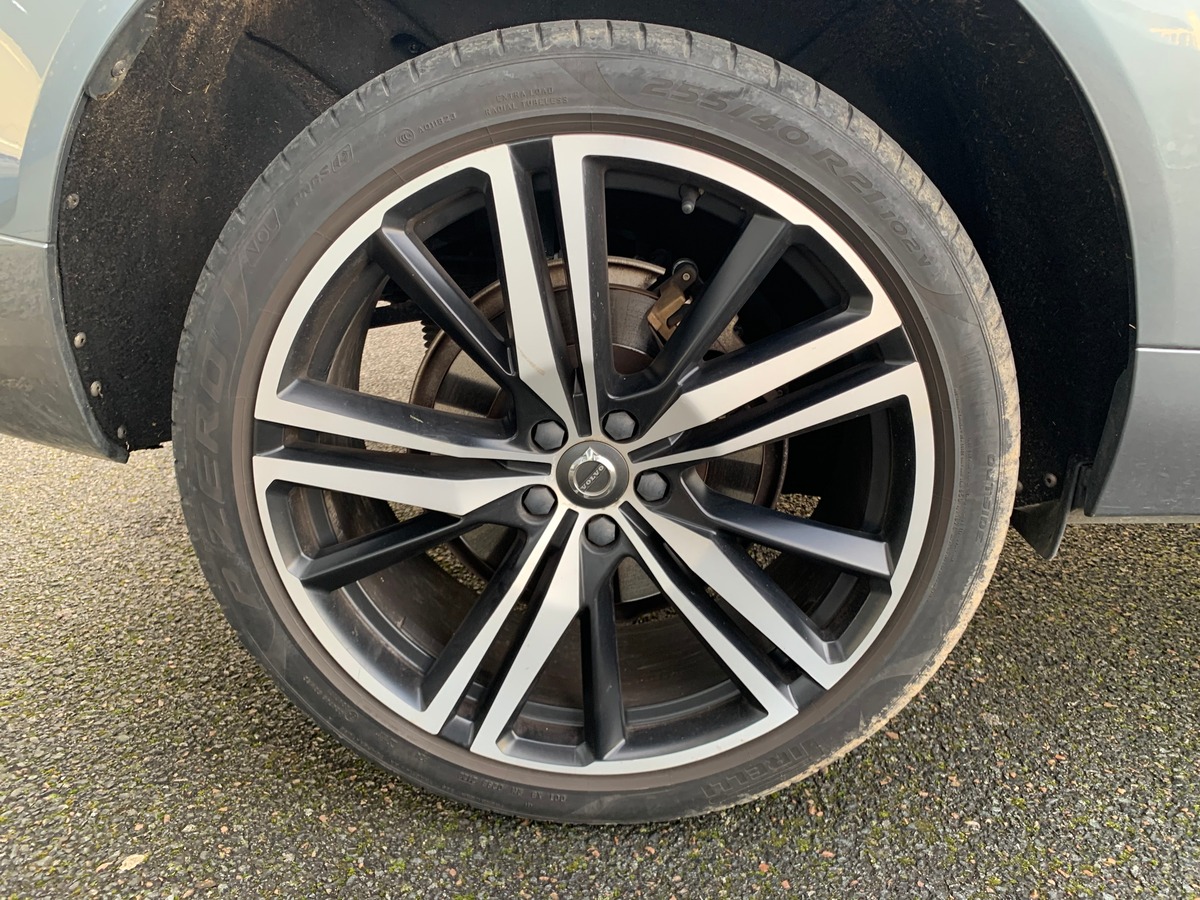 Volvo XC60 197 ch | R-design | Châssis Sport | Jantes Alu 21'' | Sièges Sport | Coffre électrique