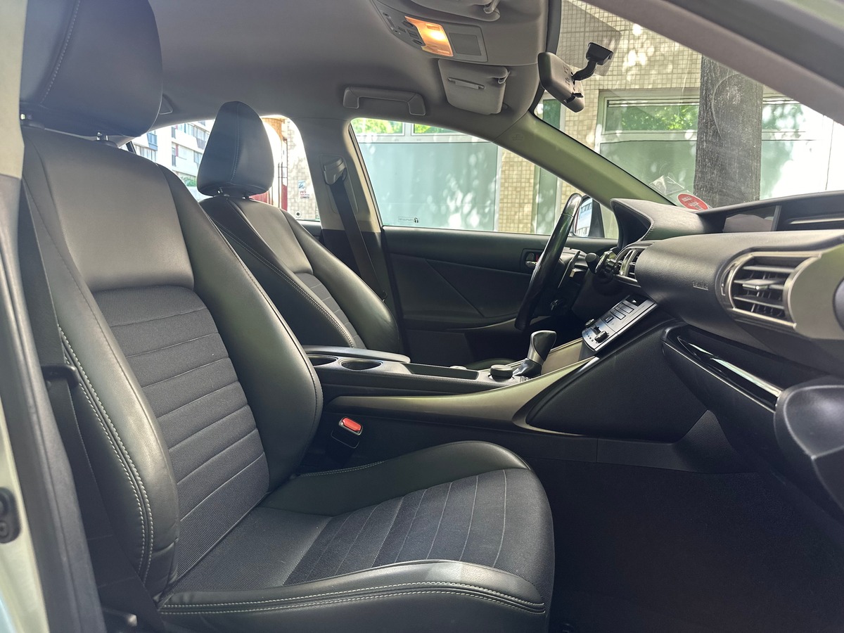 Lexus IS300 H Business E-CVT 181 cv Entretien Lexus