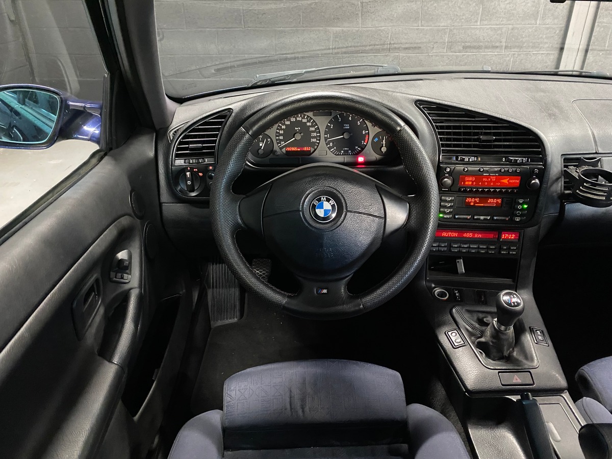 Bmw Série 3 E36 328i Berline Pack M individuel 193cv Toit Ouvrant