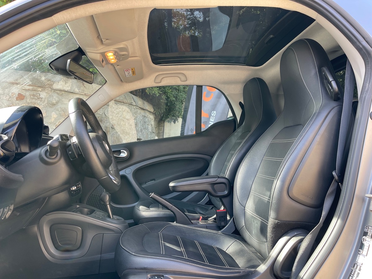 Smart FORTWO 90 CV / Gris Mat / Prime / Jantes Noires / Toit Panoramique / Caméra