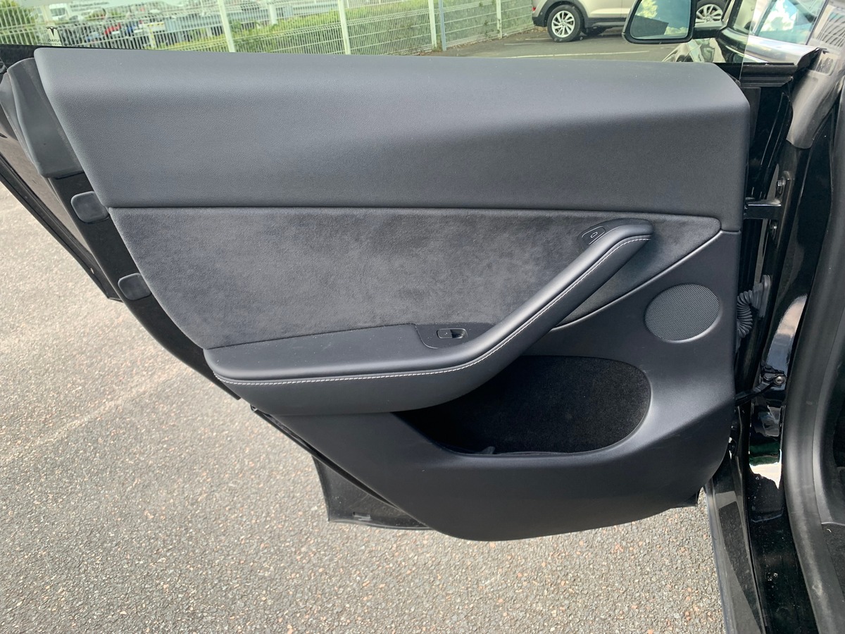 Tesla Model Y 275 chevaux | Premiére MAIN | Standard | Toit panoramique | Cuir | Siéges électriques