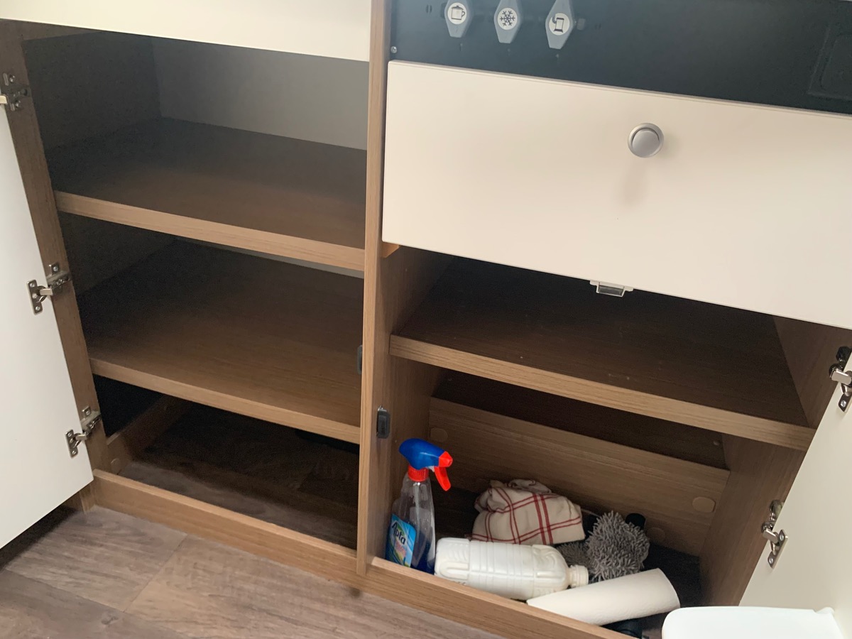 Capron A 140 ch | CAMERA DE RECUL |  LITS SUPPERPOSES | STORE EXTERIEUR | Climatisation manuelle