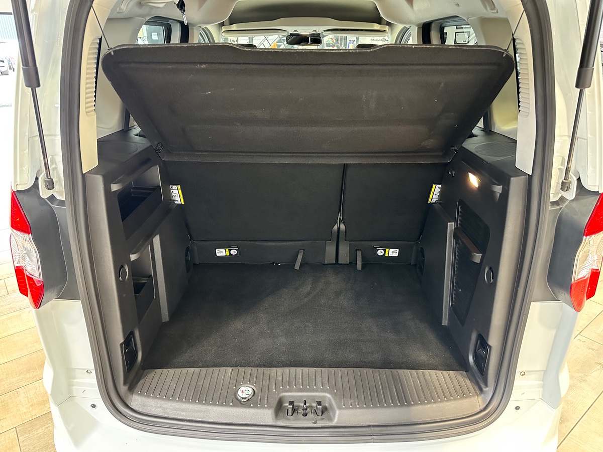 Ford Tourneo Courier (2) 1.5 TDCi 100 Titanium BVM6 + Attelage h