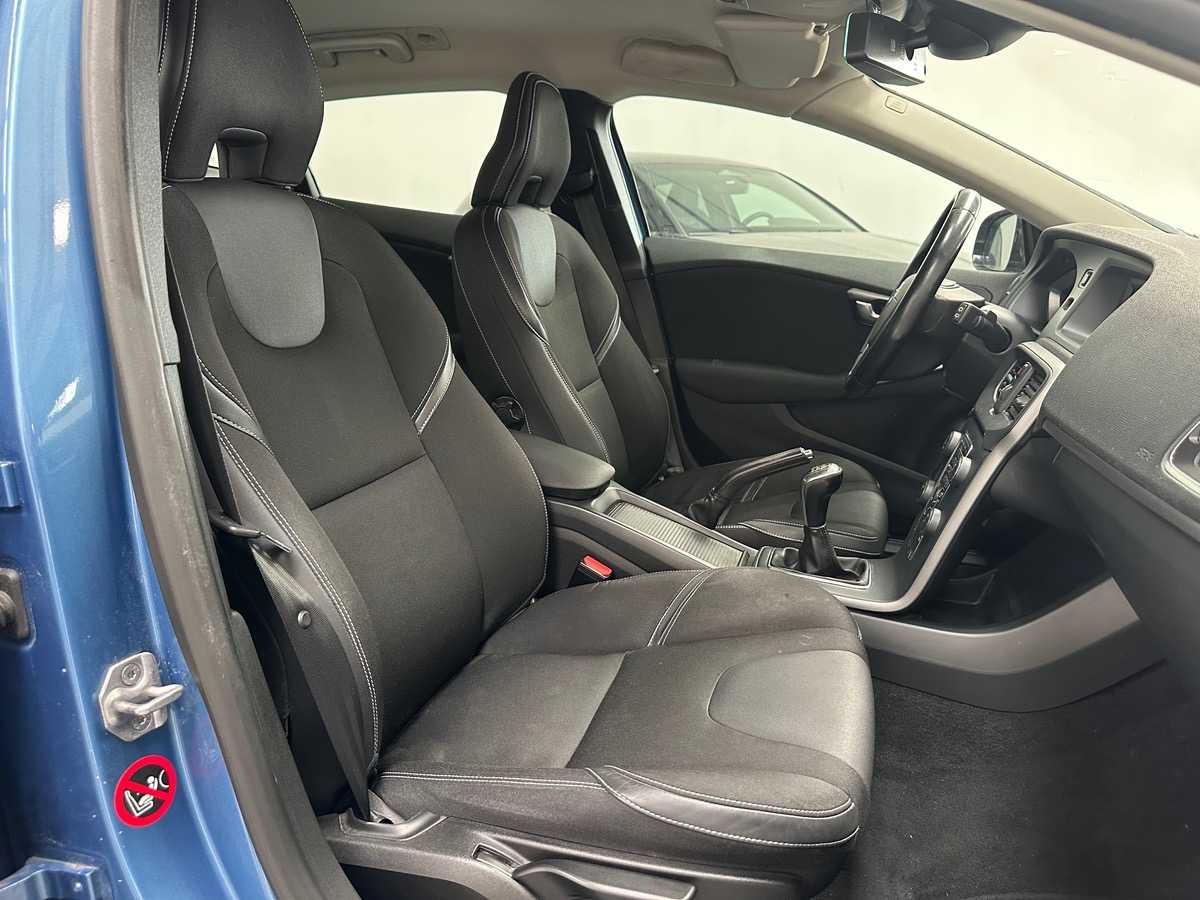 Volvo V40 T2 120CH MOMENTUM BVM6 ENTRETIEN COMPLET VOLVO / 1 ÈRE MAIN