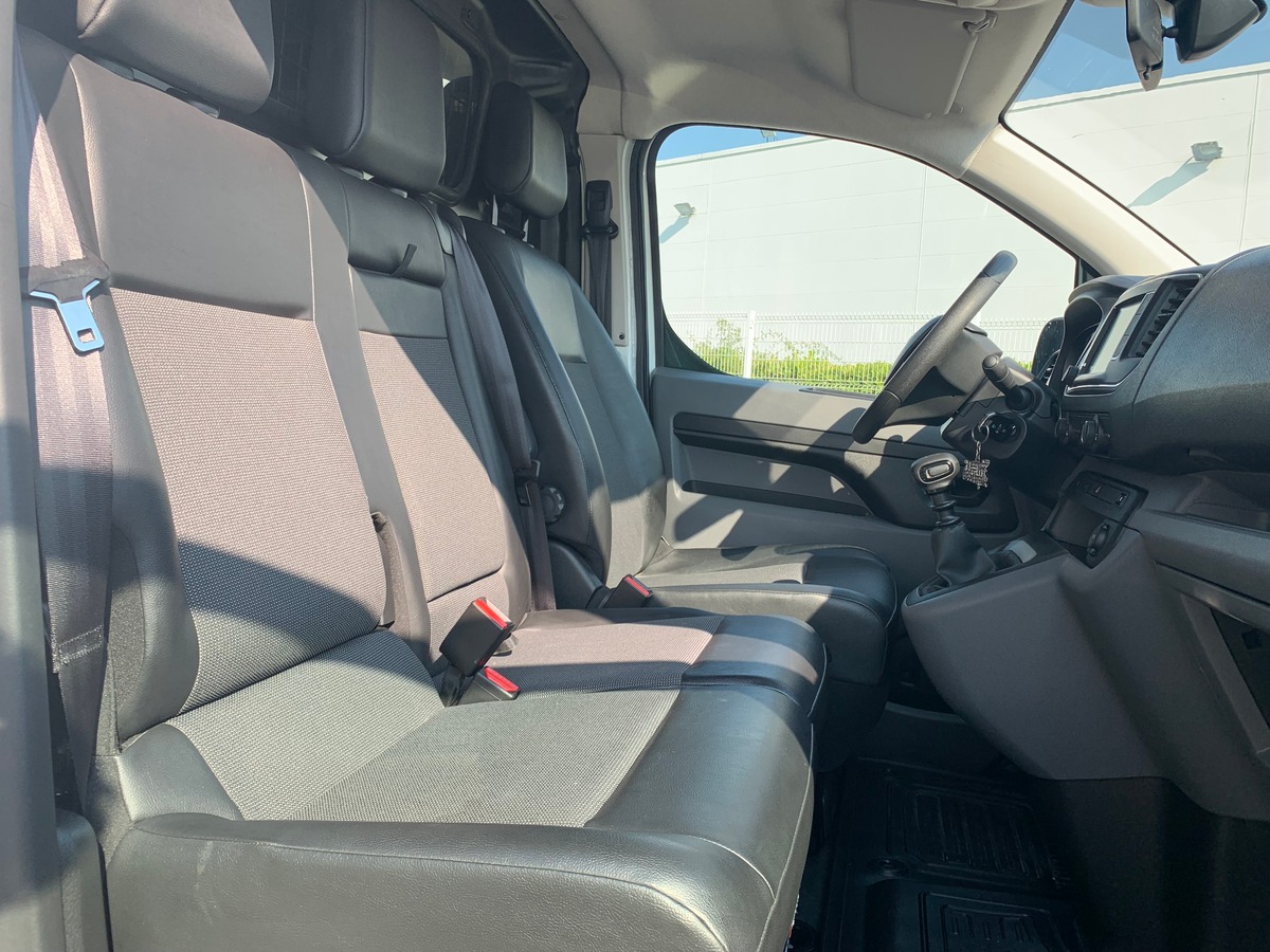 Toyota ProAce 122 ch | Business | Medium | 3 Places | Régulateur vitesse | GPS | Bluetooth | Radar