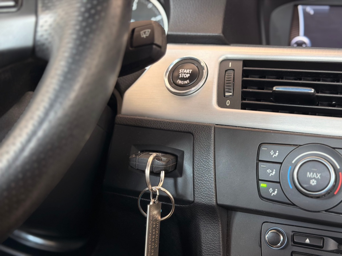 Bmw Série 3 Cabriolet Sport Design (E93) LCI 320d 2.0 d 184 cv Boîte auto - Sièges Alcantara