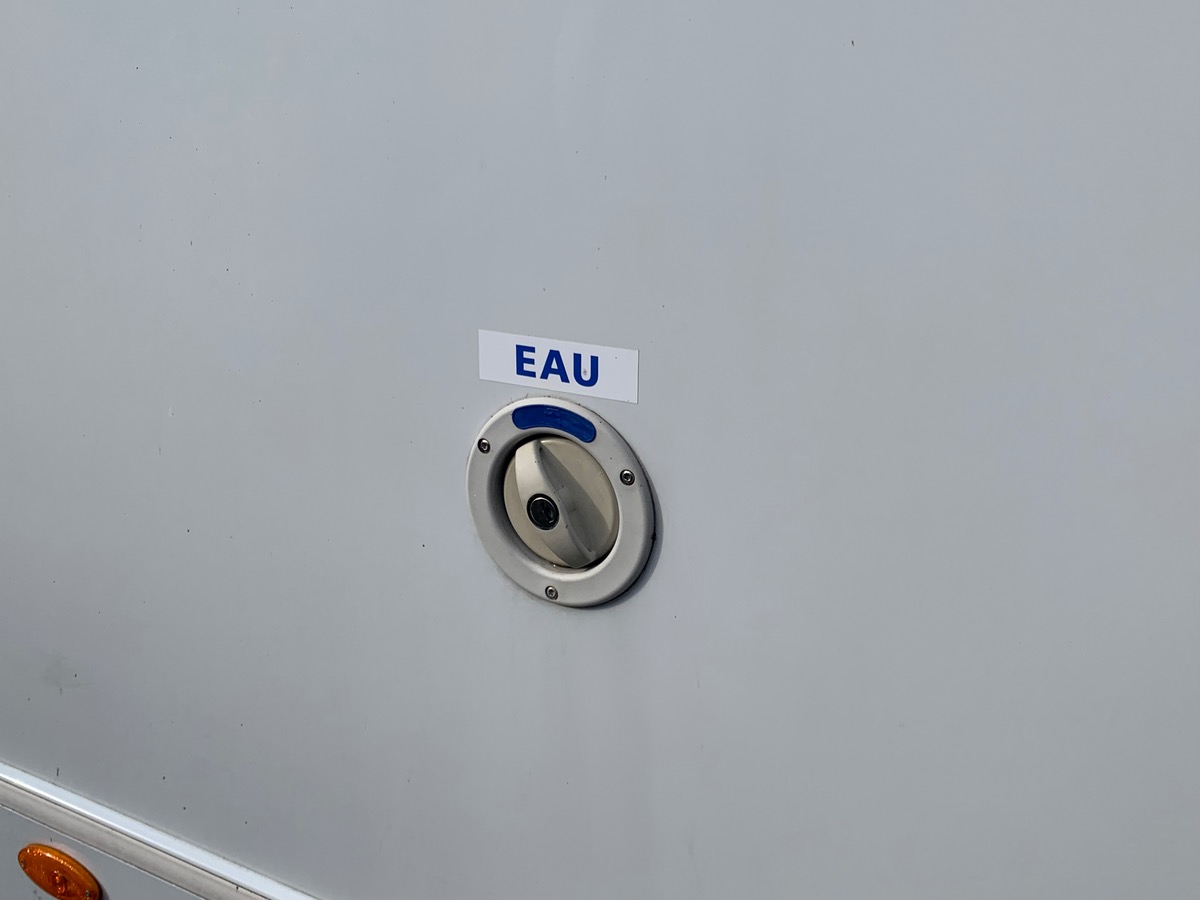 Capron A 140 ch | CAMERA DE RECUL |  LITS SUPPERPOSES | STORE EXTERIEUR | Climatisation manuelle