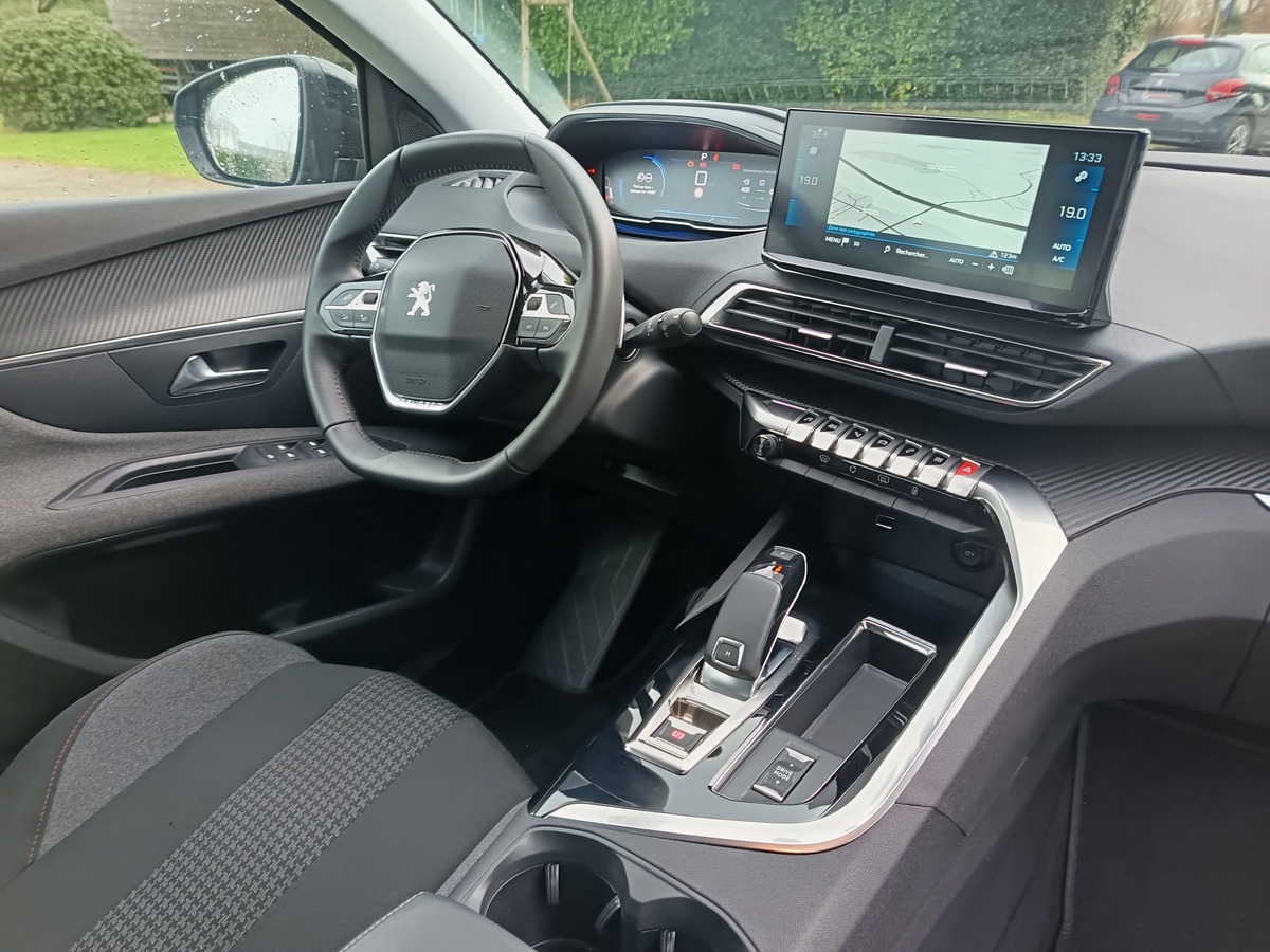 Peugeot 3008 1.5L BLUEHDI 130 CH ACTIVE PACK/ CROCHET D'ATTELAGE/ GTIE 12 MOIS