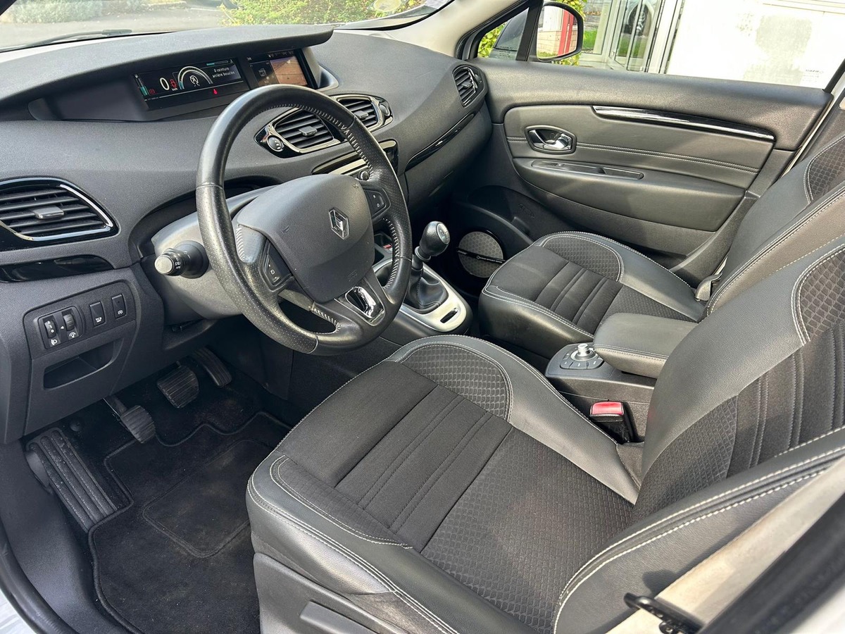 RENAULT Scenic 1.5 DCI 110 CV BOSE en 4XCARTE bleu