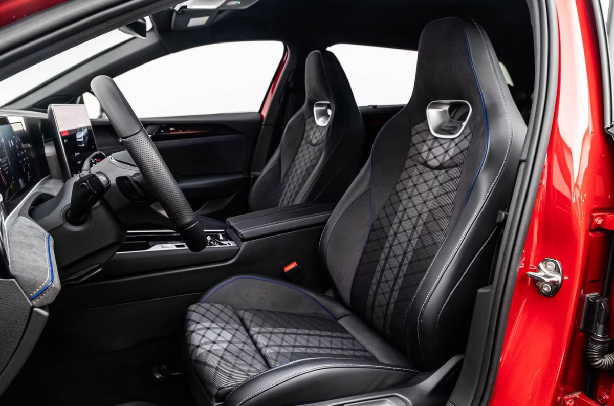 Volkswagen Passat SW VIII 2.0 TDI EVO 200ch R-Line 4Motion DSG7/Chili Red/Attelage/Matrix