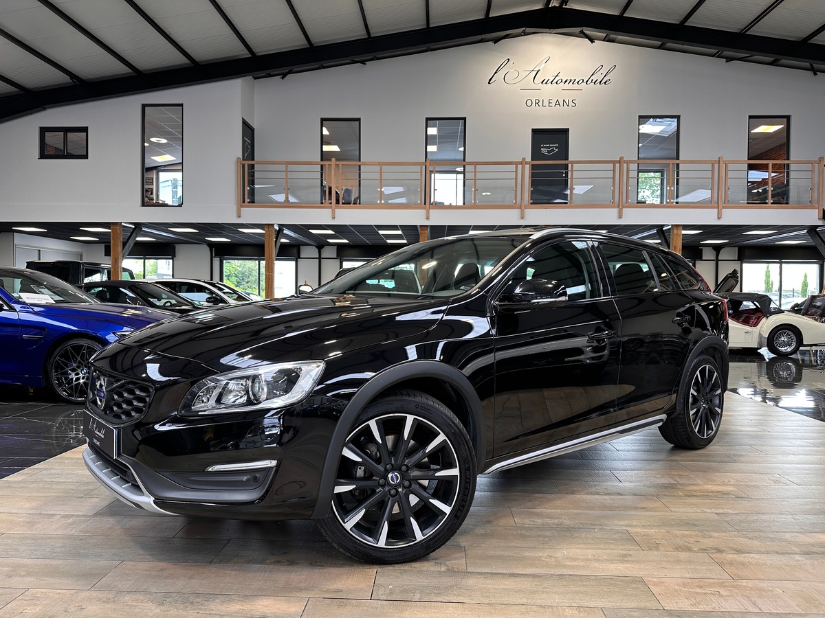 Volvo V60 Cross Country D4 2.4 190 cv AWD Summum Geartronic + Attelage + Barres de toit