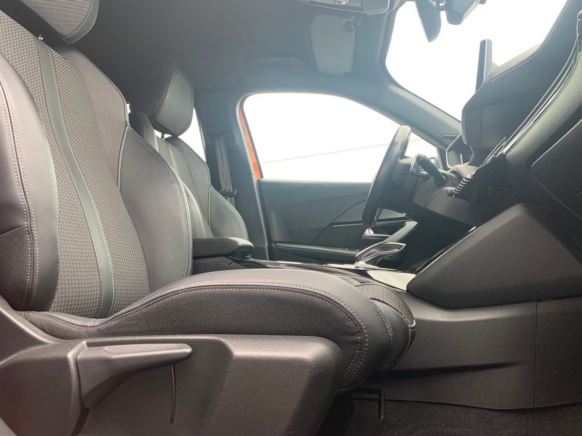 Peugeot 2008 130 chevaux | GT | Caméra de recul | Apple car Play | GPS | Palettes au volant