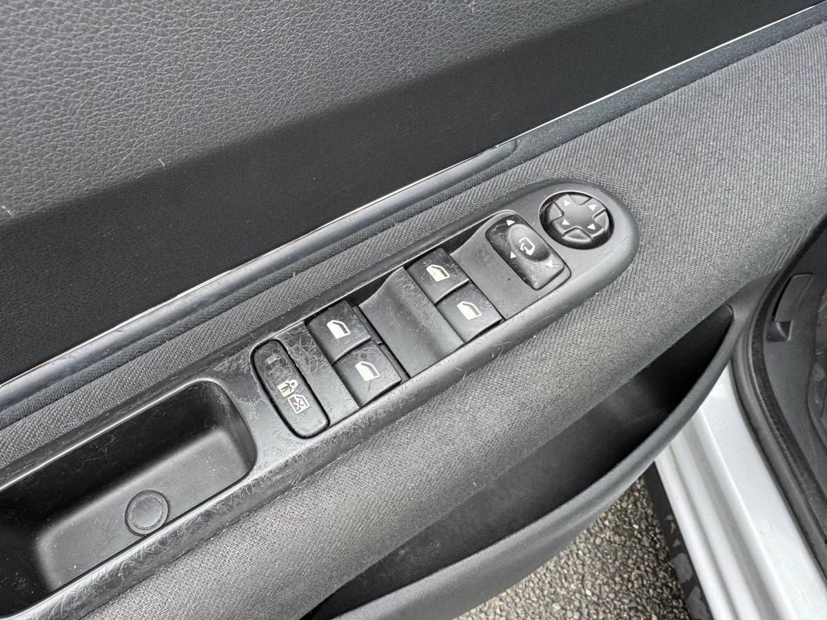 Peugeot 3008 1.6 HDi Access - ATTELAGE - Révisé - Garantie