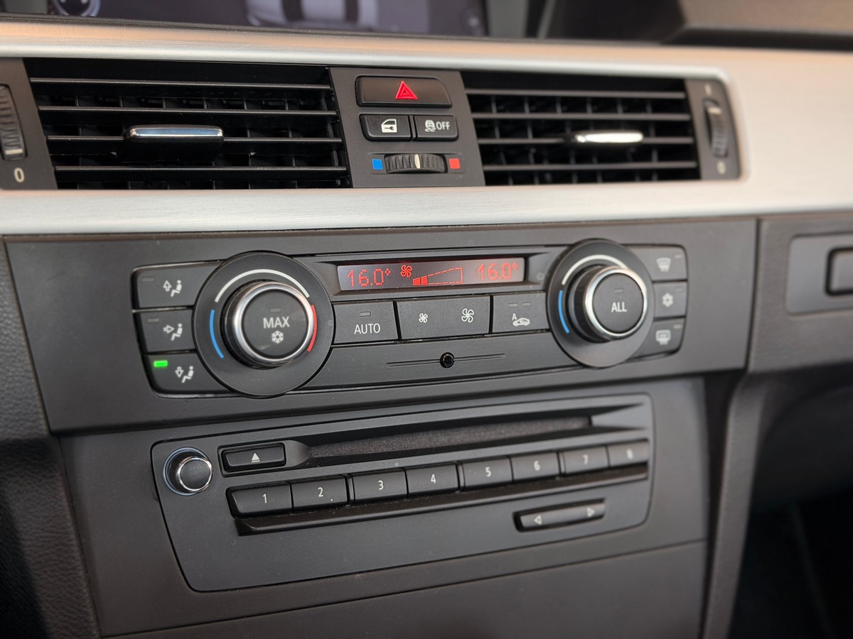 Bmw Série 3 Cabriolet Sport Design (E93) LCI 320d 2.0 d 184 cv Boîte auto - Sièges Alcantara