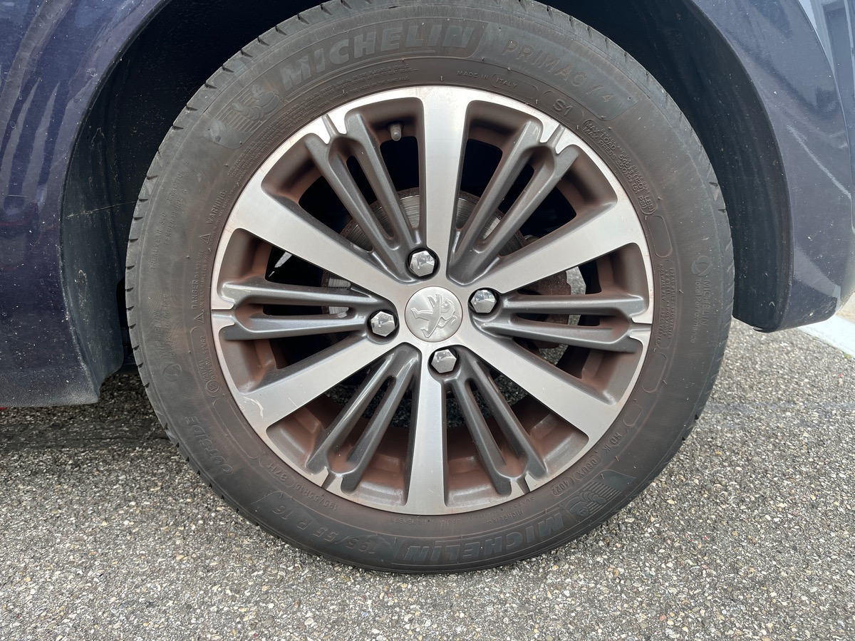 Peugeot 208 1.6 BlueHDI 100ch ALLURE 3P, Courroie de distribution OK, CarPlay, Caméra de recul, GPS