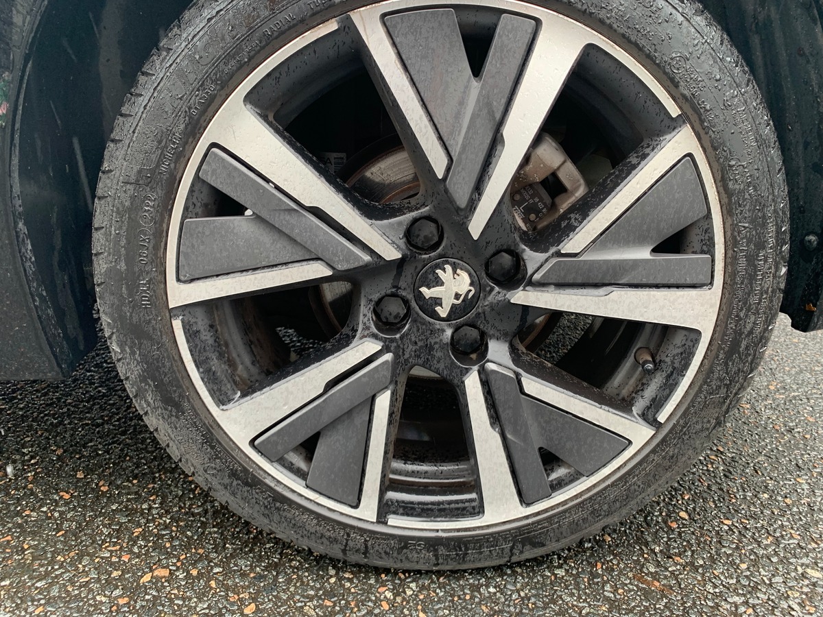 Peugeot 208 130 | GT | Toit panoramique | Caméra recul | Avertisseur angles morts | Apple car play