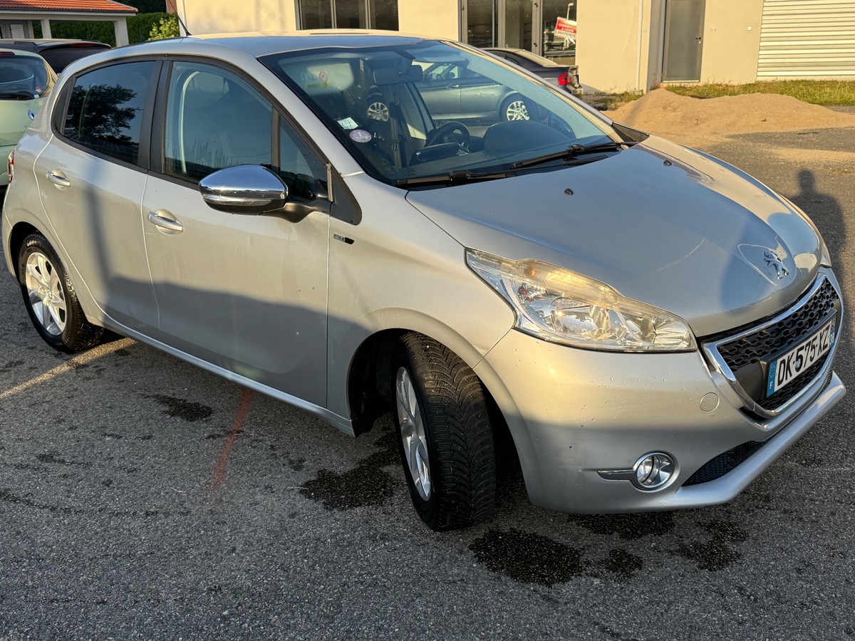 Peugeot 208 / 1.2 E-VTI 82CH / STYLE / CLIM / ÉCRAN BTT / DISTRIB + EMBRAYAGE NEUF