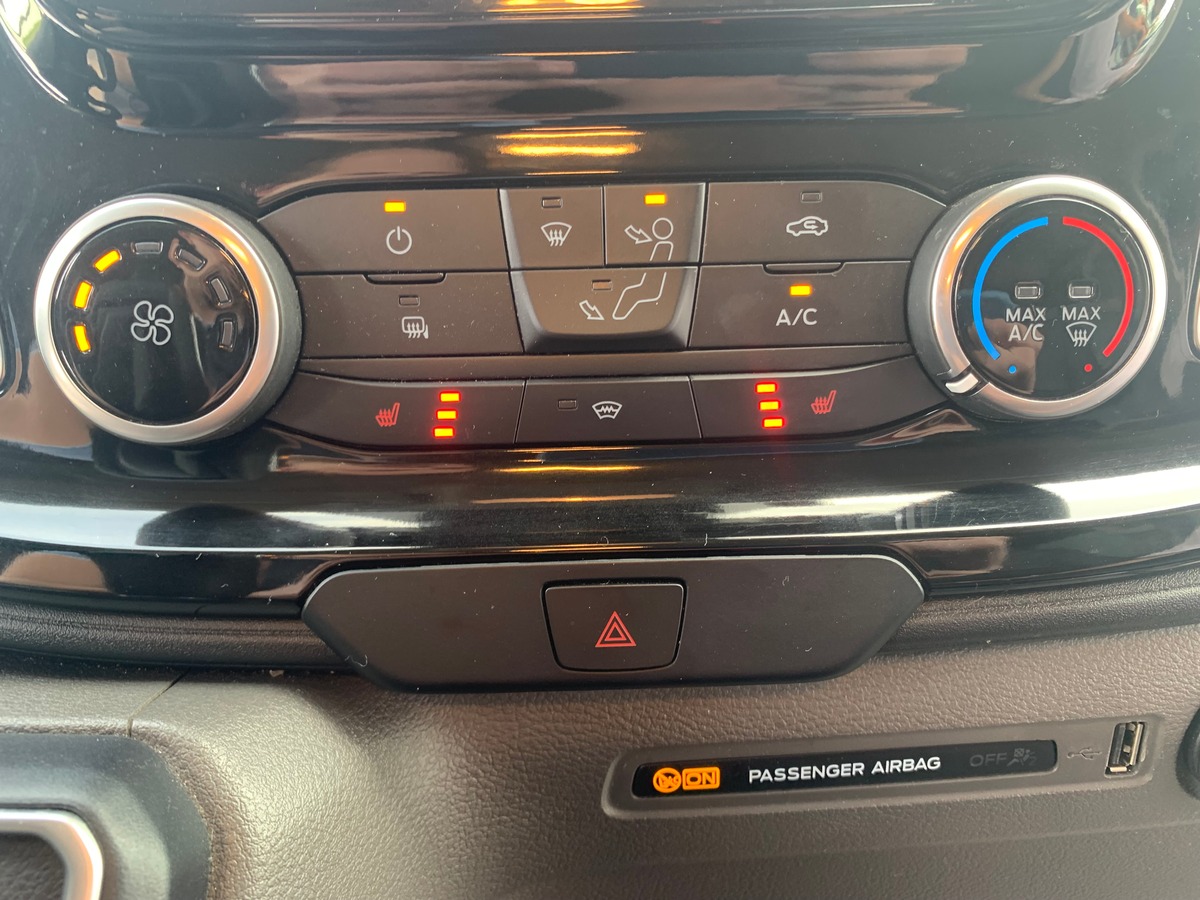 Ford TRANSIT CUSTOM 170 ch | SPORT | 5 Places | L1H1 | Premiére MAIN | Caméra de recul | Attelage