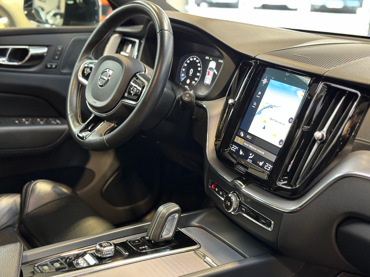 Volvo XC60 T8 R-Design 303 ch + 87 AWD Geartronic 8 / Attelage / Toit Ouvrant / Hifi HK