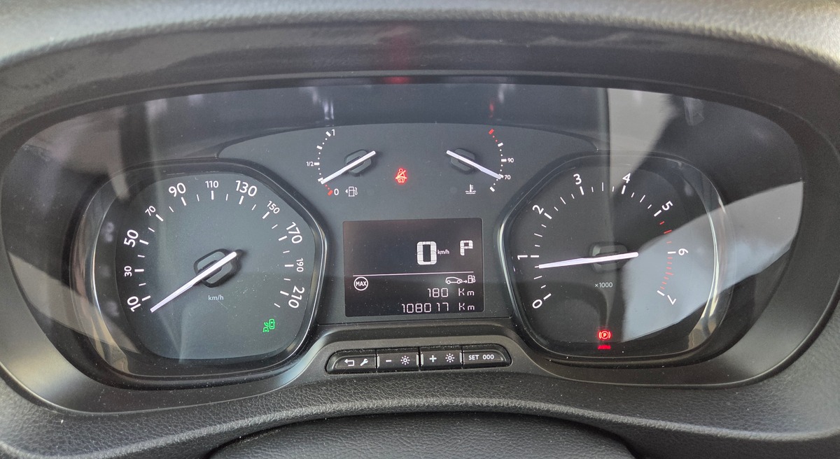 Peugeot Expert 2.0L BLUE HDI 180CV ASPHALT EAT8 /1* MAIN 12491.67 HT