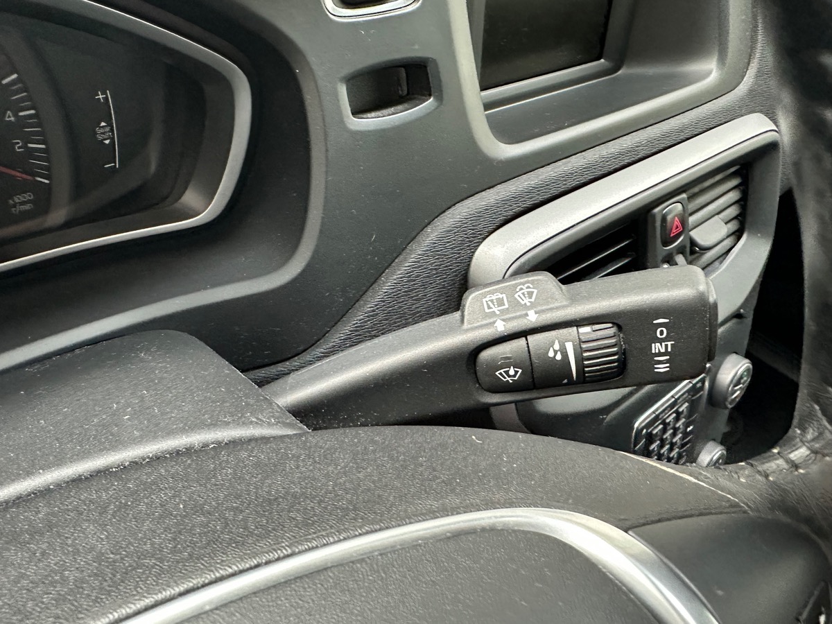 Volvo V40 T2 120CH MOMENTUM BVM6 ENTRETIEN COMPLET VOLVO / 1 ÈRE MAIN
