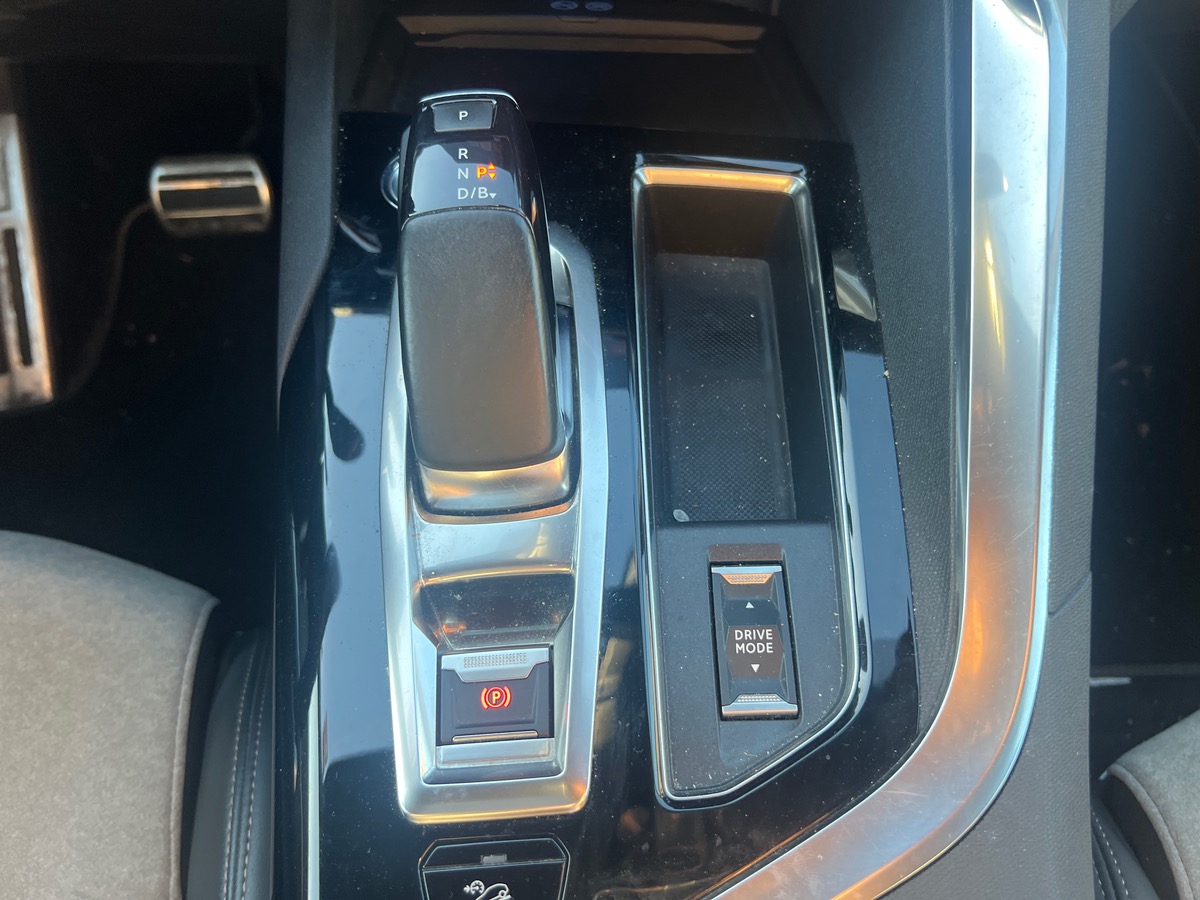 Peugeot 3008 HYbrid4 300cv GT EAT8, SUIVI COMPLET PEUGEOT, TOIT OUVRANT, SIEGES CHAUFFANTS/ MASSANTS