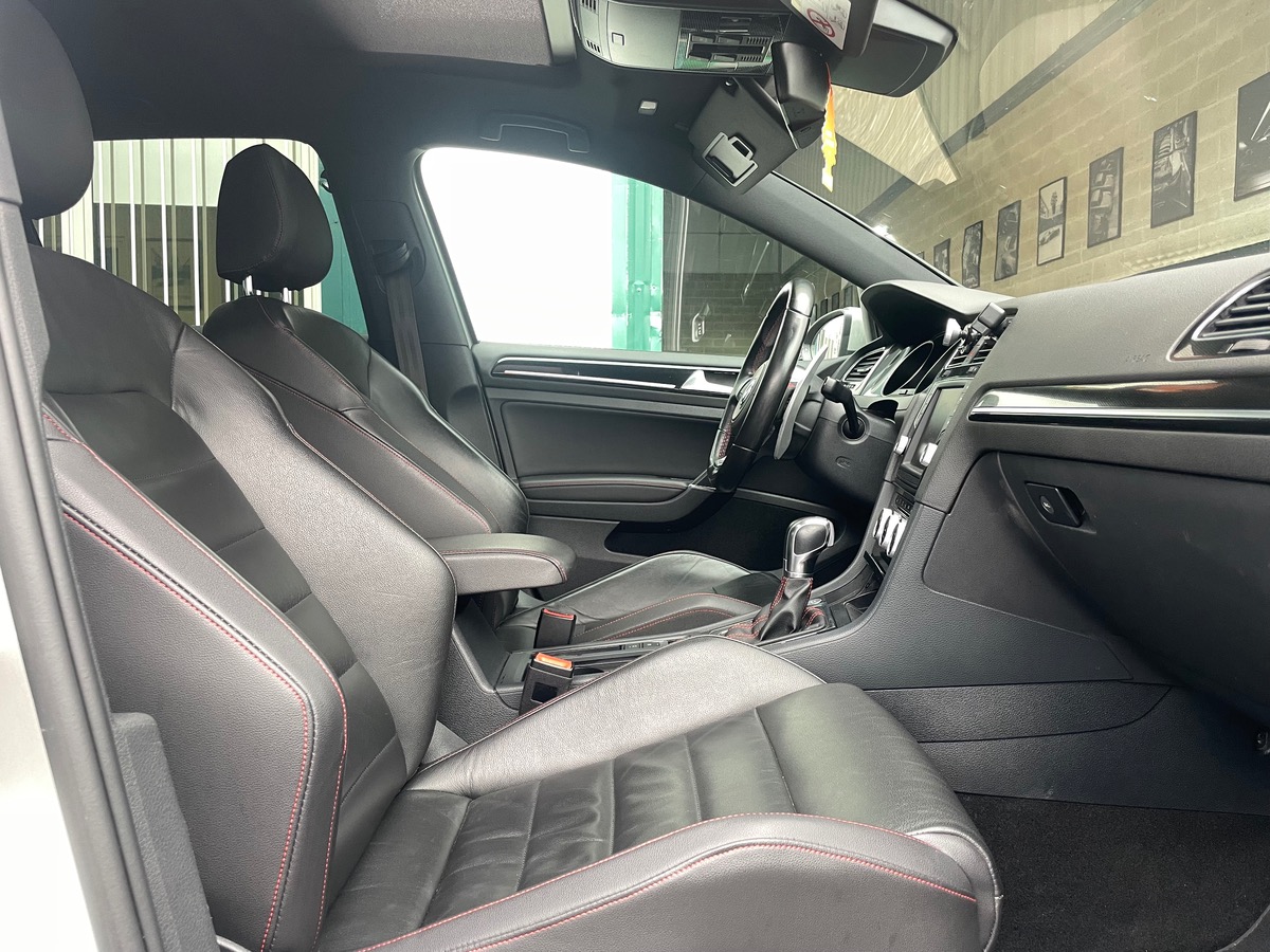 Volkswagen Golf GTI 230